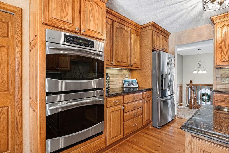 867 Oriole Ln, Chaska, MN 55318