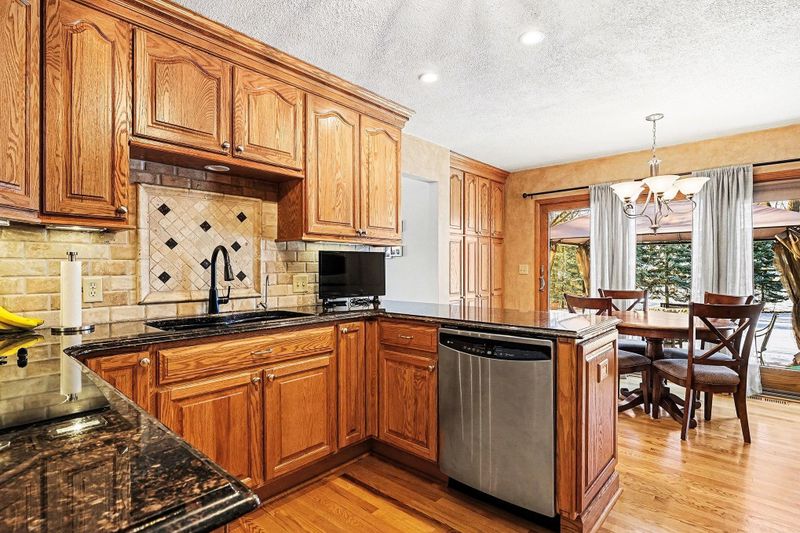 867 Oriole Ln, Chaska, MN 55318