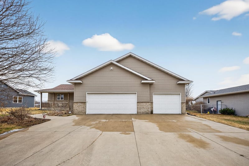 303 9th St NW, Dodge Center, MN 55927