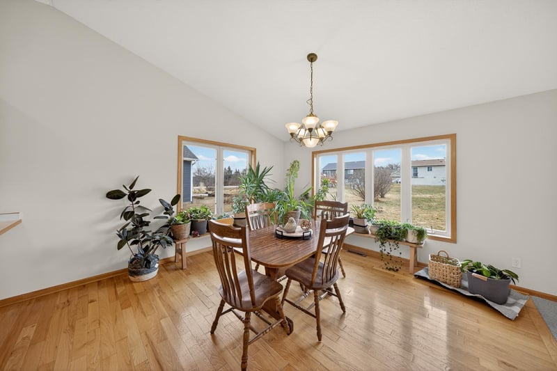 303 9th St NW, Dodge Center, MN 55927