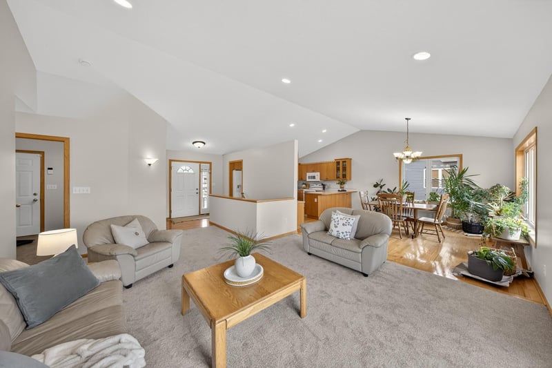 303 9th St NW, Dodge Center, MN 55927
