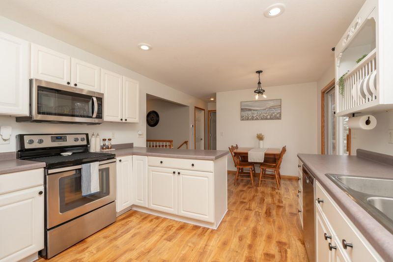 2012 Hillsboro Ave N, Golden Valley, MN 55427