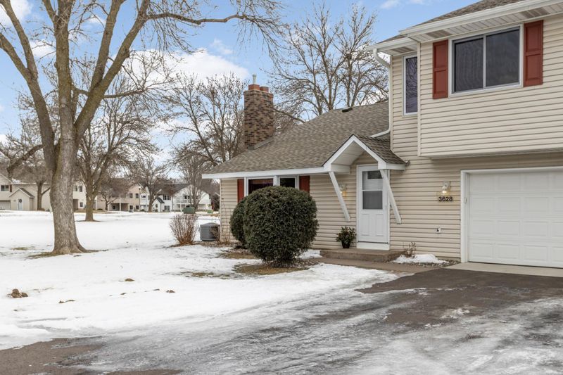 3628 Gershwin Ln N, Oakdale, MN 55128