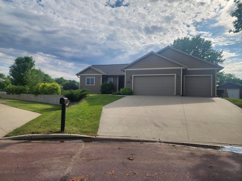 212 Eastwood Dr, Redwood Falls, MN 56283