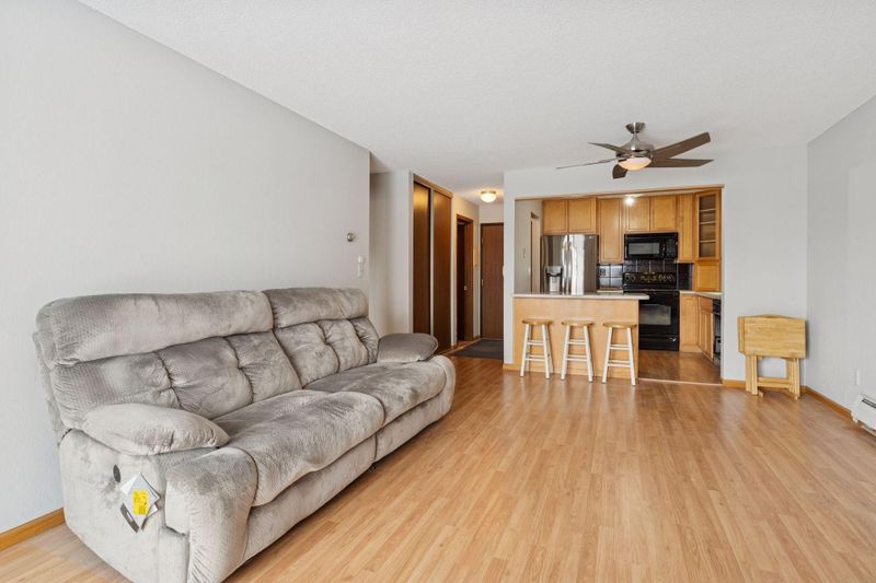 3440 Golfview Dr #211, Eagan, MN 55123