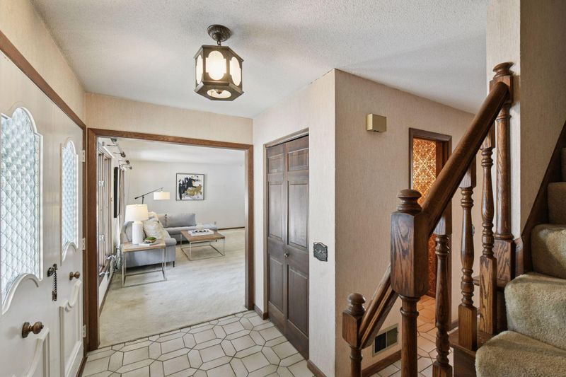 5942 Fairwood Ln, Minnetonka, MN 55345