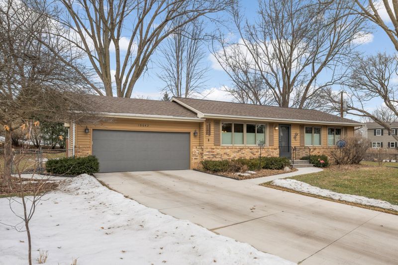 10042 Irwin Cir, Bloomington, MN 55437