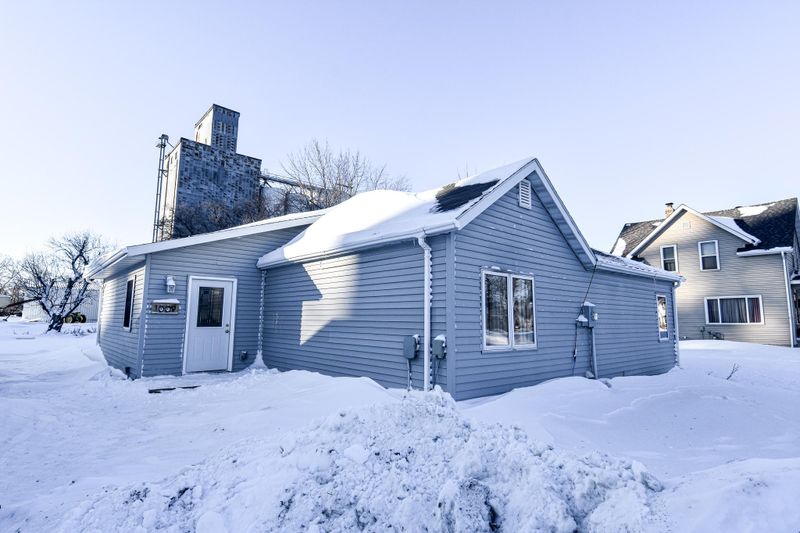1009 Dewey Ave N, Thief River Falls, MN 56701