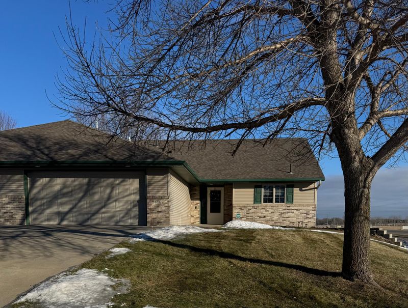 686 W River Dr, New London, MN 56273