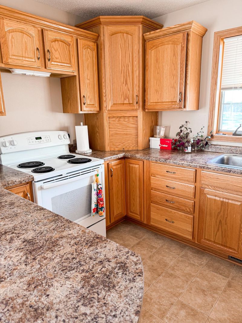 686 W River Dr, New London, MN 56273