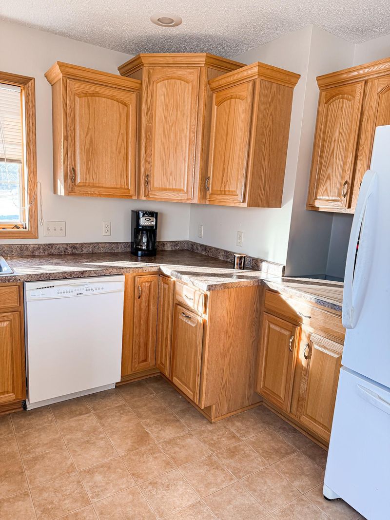 686 W River Dr, New London, MN 56273