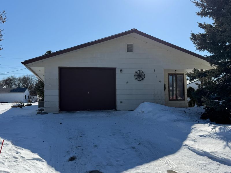910 2nd St NE, Roseau, MN 56751