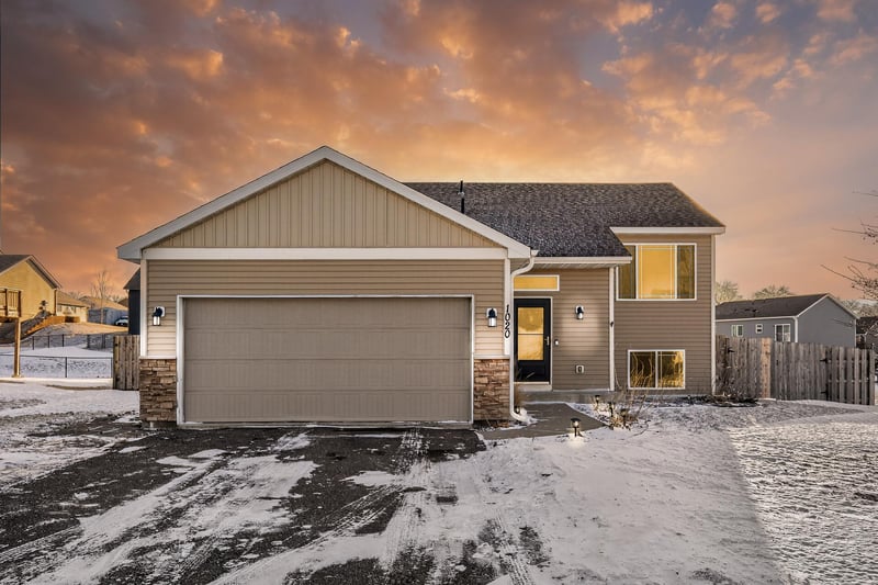 1020 Fox Crossing, Young America, MN 55397