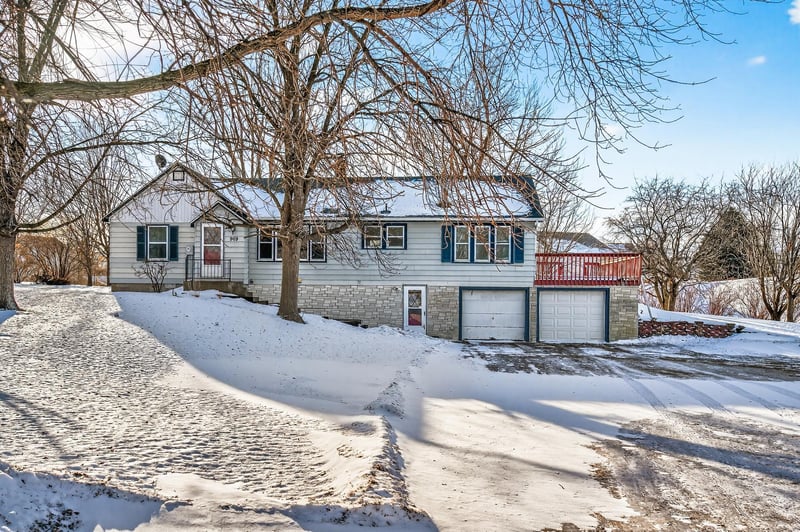 909 Pacific Ave, Waverly, MN 55390