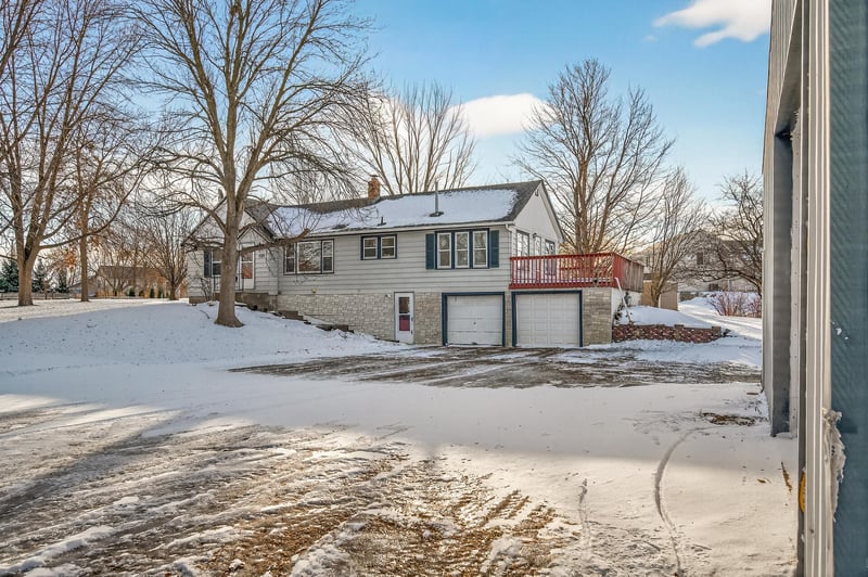 909 Pacific Ave, Waverly, MN 55390