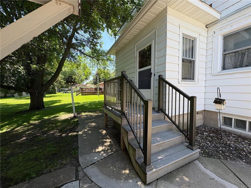 201 3rd St SE, Renville, MN 56284