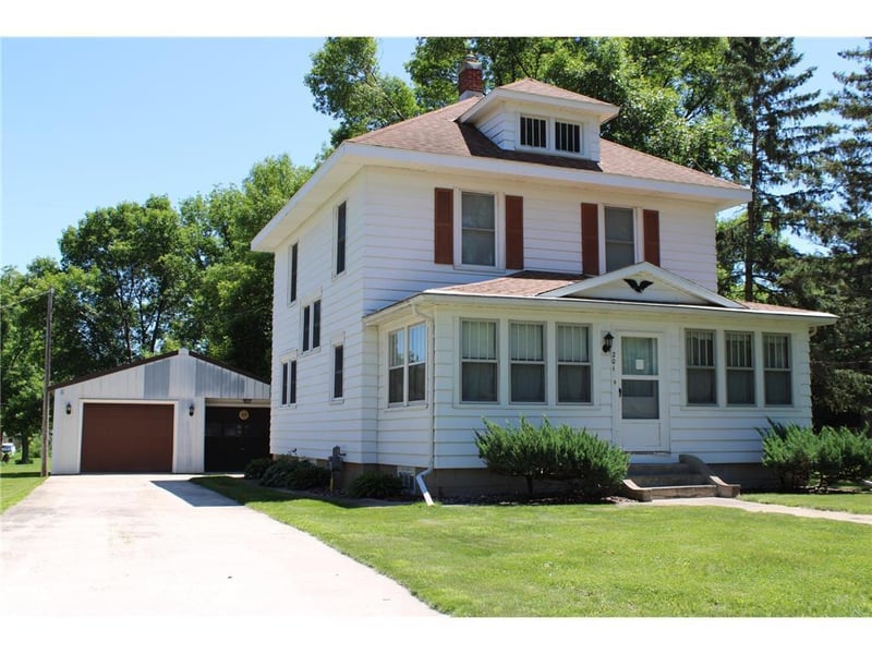 201 3rd St SE, Renville, MN 56284