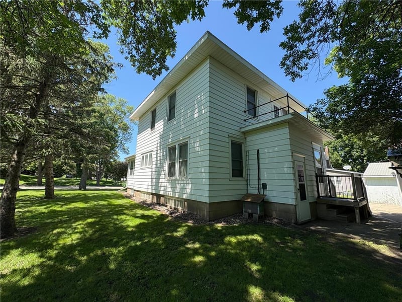 201 3rd St SE, Renville, MN 56284