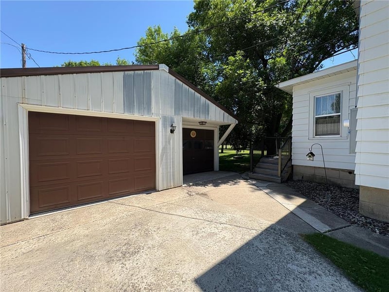 201 3rd St SE, Renville, MN 56284