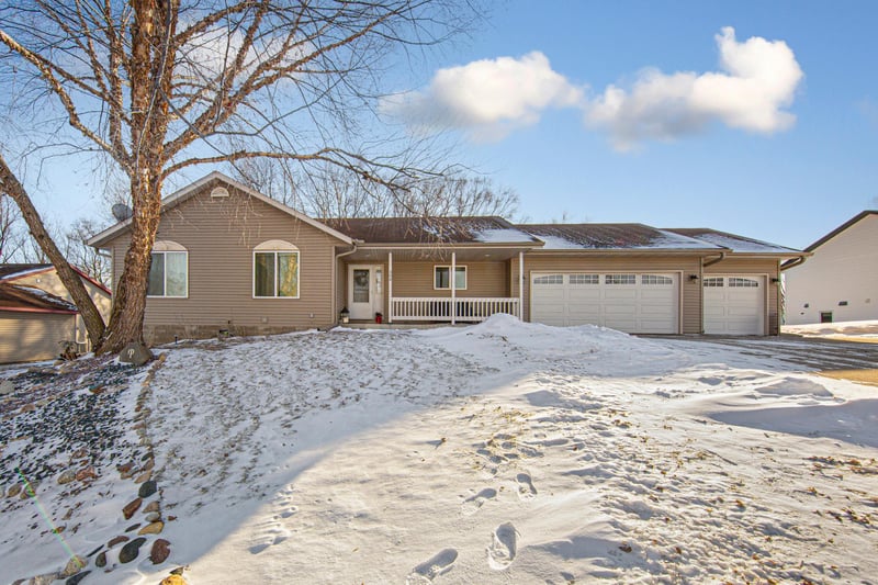 304 Sidney St W, Morristown, MN 55052