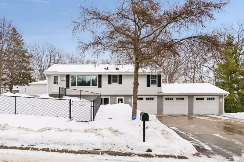 6290 Yucca Ln N, Maple Grove, MN 55311