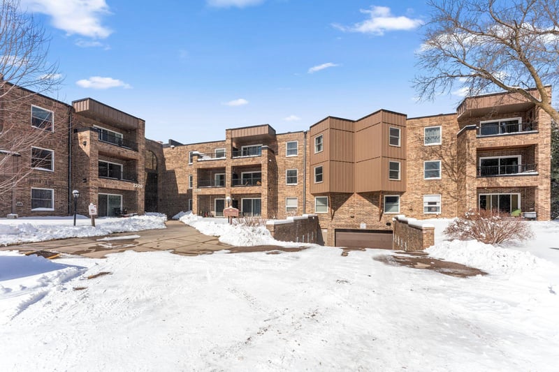 2220 Midland Grove Rd #112, Roseville, MN 55113
