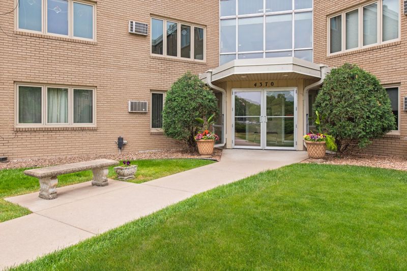 4370 Brookside Ct #106, Edina, MN 55436
