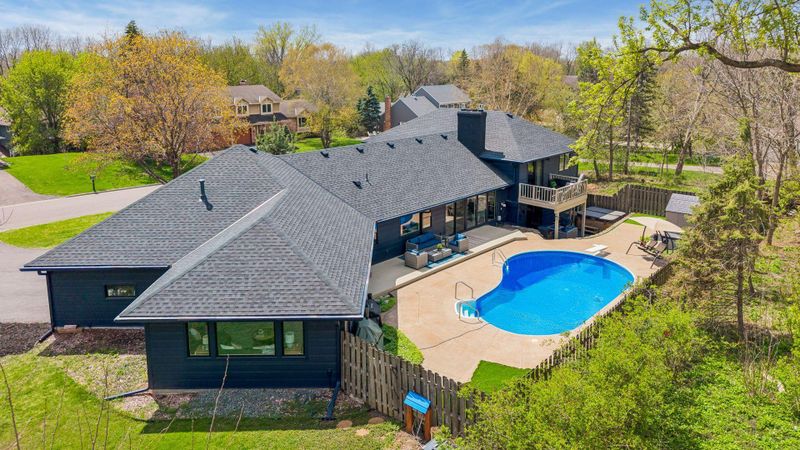 335 Queensland Ln N, Plymouth, MN 55447