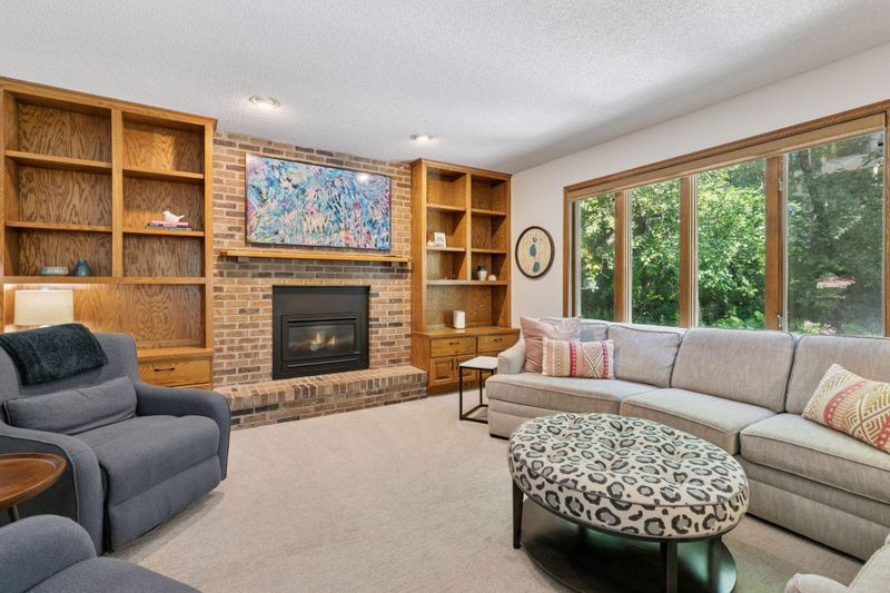 212 Geneva Blvd, Burnsville, MN 55306