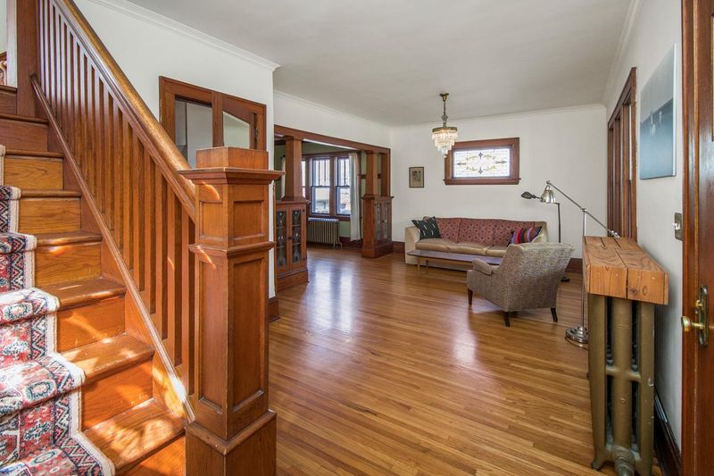 935 Saint Clair Ave, Saint Paul, MN 55105