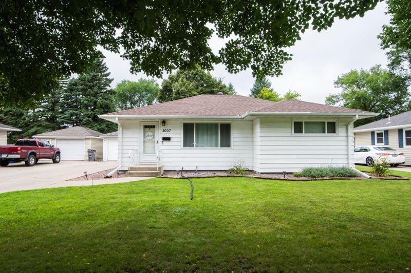 2007 6th St S, Moorhead, MN 56560