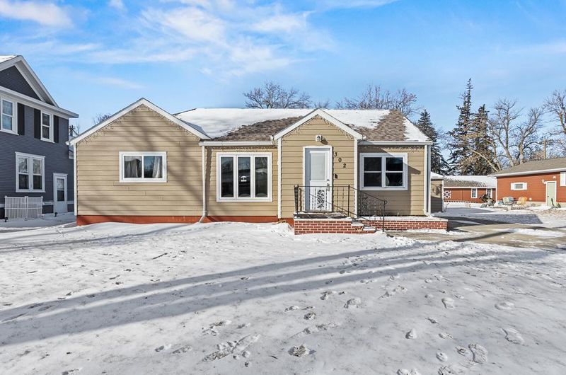 302 S Oak St, Hendricks, MN 56136