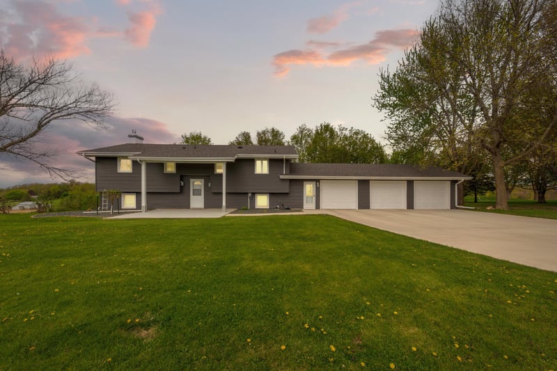 14159 Summit Ln, Waseca, MN 56093