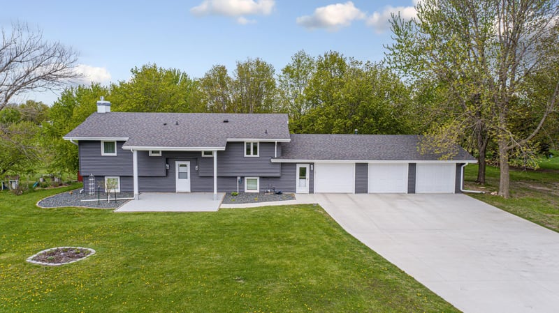 14159 Summit Ln, Waseca, MN 56093