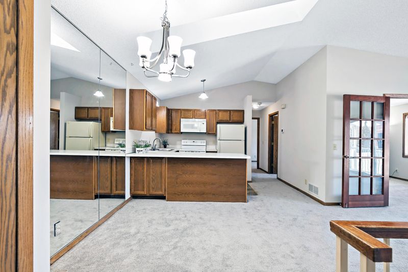 1053 Pond View Ct, Vadnais Heights, MN 55127