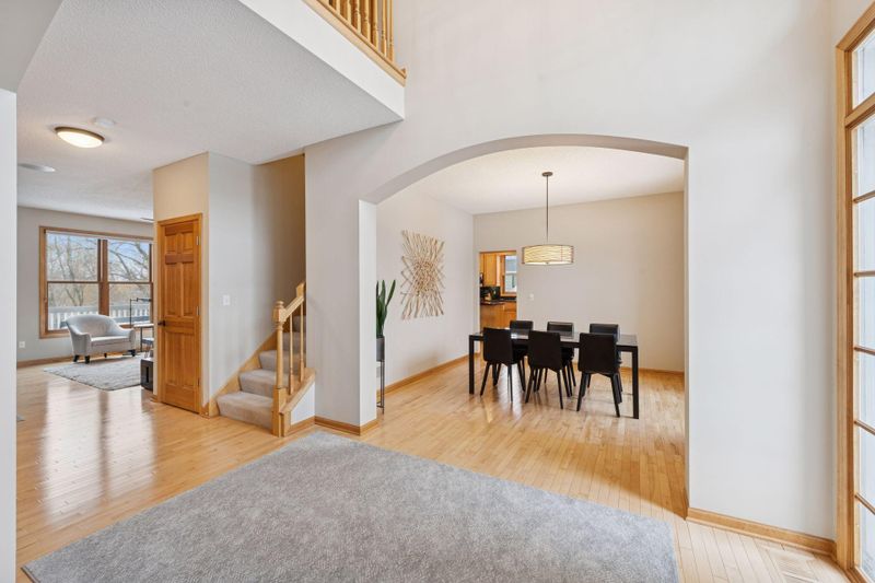 7406 Moccasin Trl, Chanhassen, MN 55317