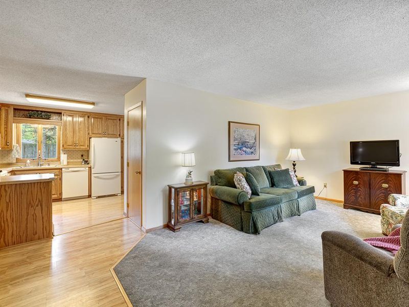 608 Grospoint Ave N, Oakdale, MN 55128