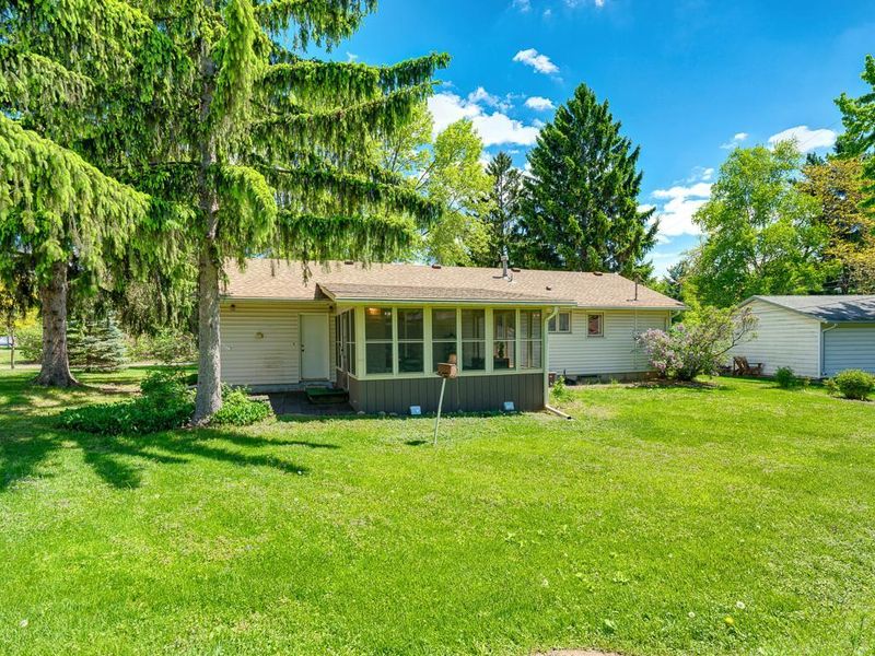 608 Grospoint Ave N, Oakdale, MN 55128