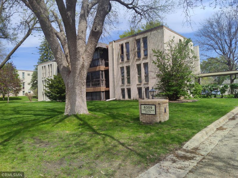 6309 York Ave S #104, Edina, MN 55435