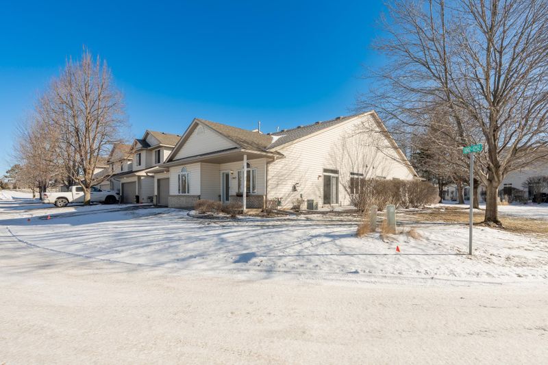 1242 Crystal Pl E, Chaska, MN 55318