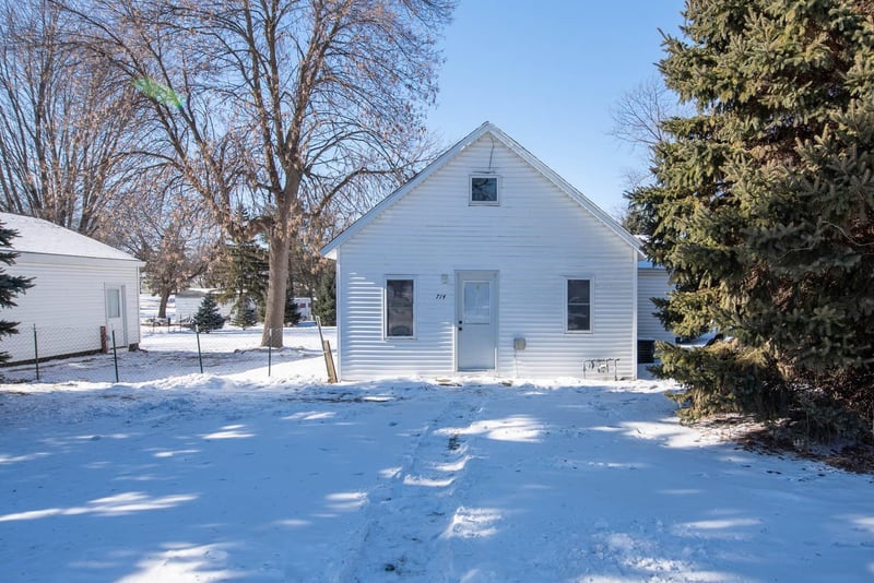 714 N Teal St, Janesville, MN 56048