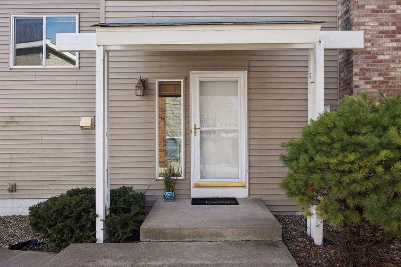 9665 Brighton Ln, Eden Prairie, MN 55347