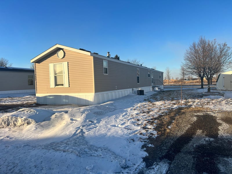 2004 Round Table Rd, North Mankato, MN 56003