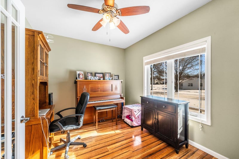 219 E 9th St, Blue Earth, MN 56013
