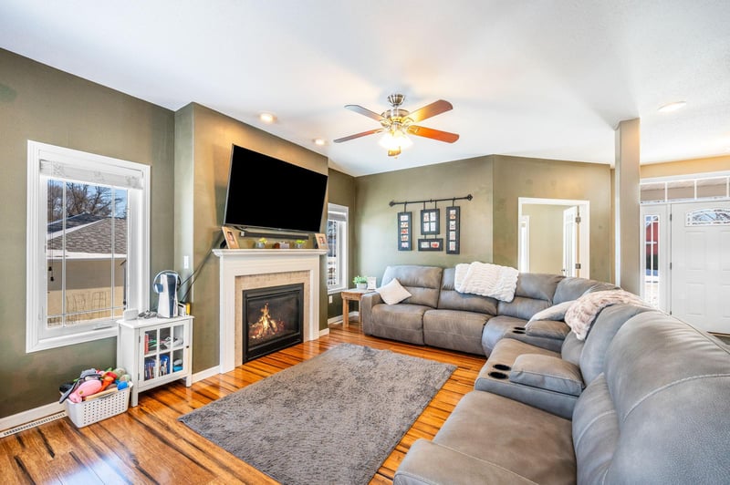 219 E 9th St, Blue Earth, MN 56013