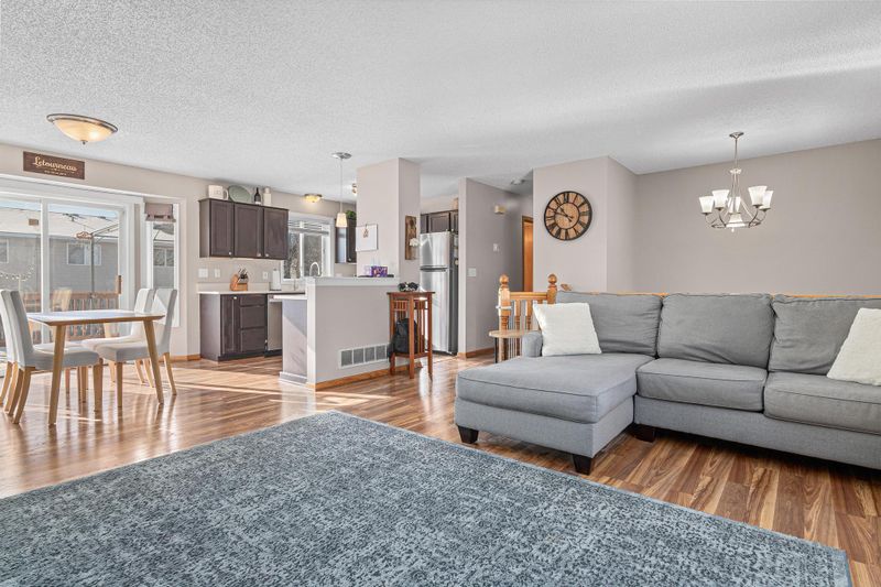 326 Braeburn Dr, Shakopee, MN 55379