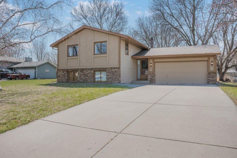 6677 Countryside Dr, Eden Prairie, MN 55346