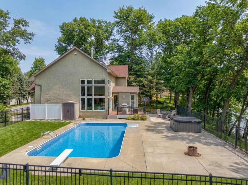 12 Forest Trl, Mahtomedi, MN 55115