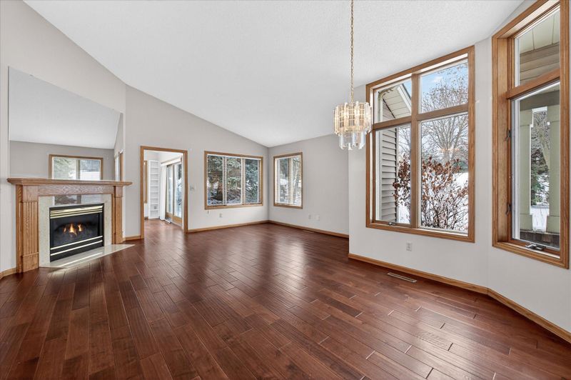 992 Stratford Ct, Burnsville, MN 55337