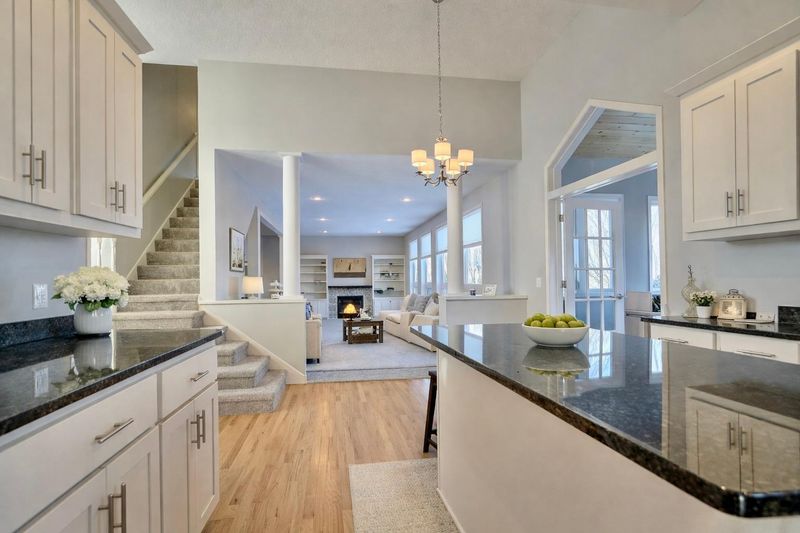 2338 Manuela Dr, Chaska, MN 55318